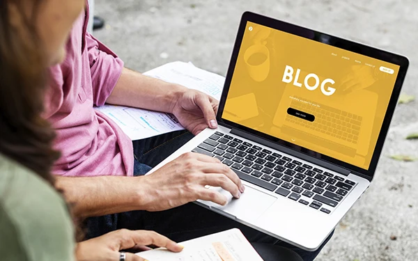 Tela de computador exibindo a criação de um blog em WordPress em um ambiente de trabalho moderno.