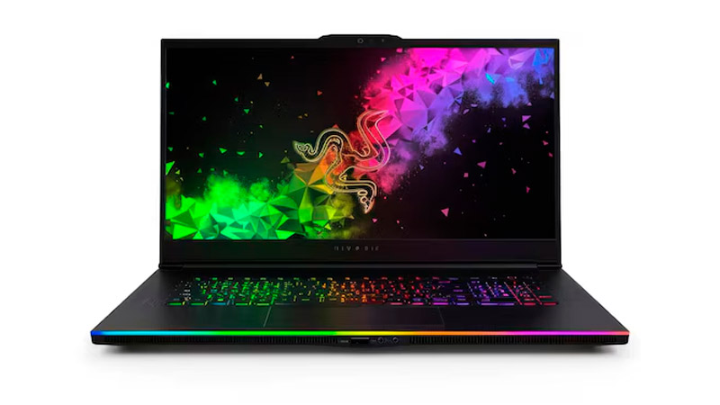 Notebook e PC gamer em processo de formatação em uma mesa de trabalho moderna no Rio de Janeiro (RJ).