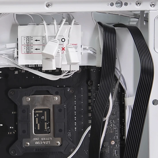 A estética e a funcionalidade do seu PC gamer são igualmente importantes. Nossa montagem de PC Gamer inclui um gerenciamento profissional de cabos, garantindo um visual limpo e organizado.