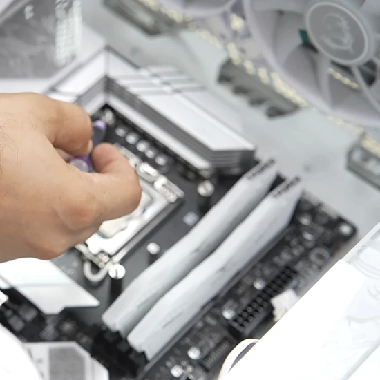 Aplicação de pasta térmica de alta performance em PC gamer pela Técnico de Informática RJ